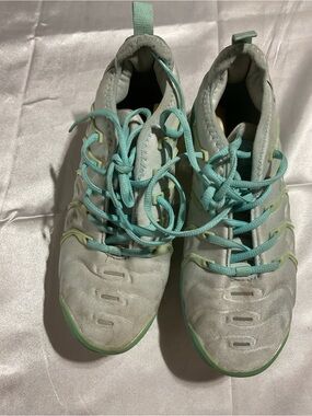 Nike Women's Athletic Shoes Teal and Light Green